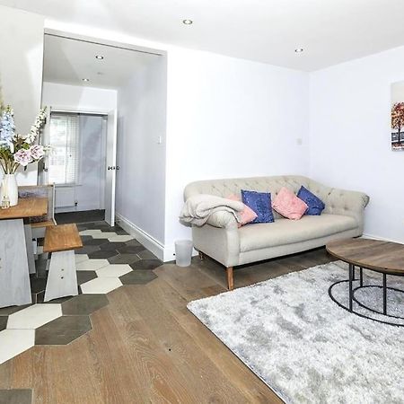 Lovely 2-Bed In Windsor Free Parking, 1 Mile From Legoland Exteriér fotografie