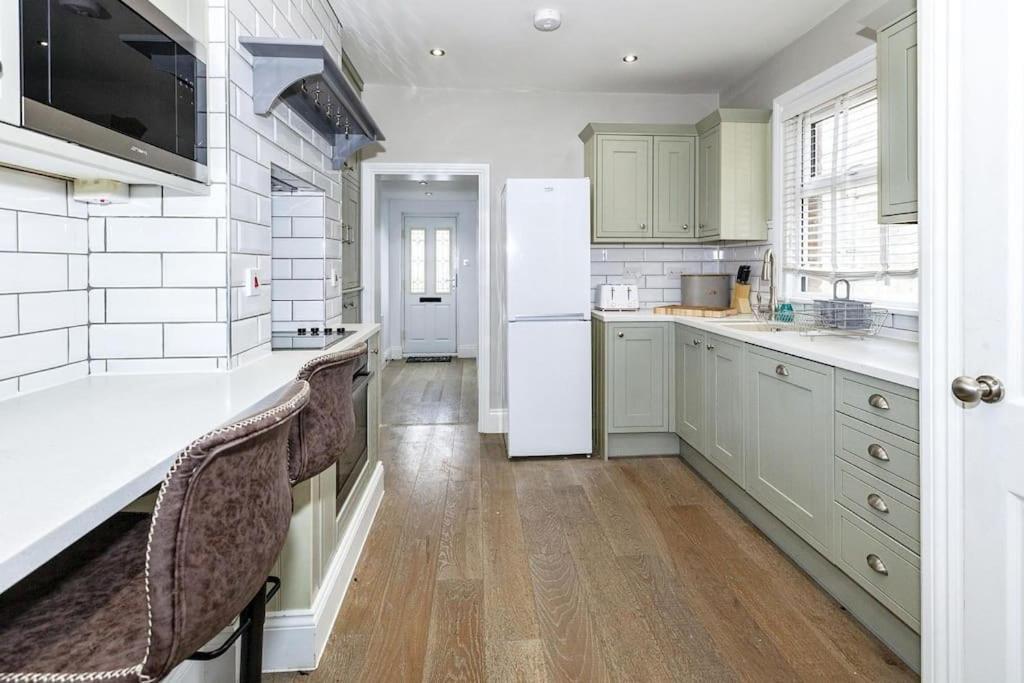 Lovely 2-Bed In Windsor Free Parking, 1 Mile From Legoland Exteriér fotografie