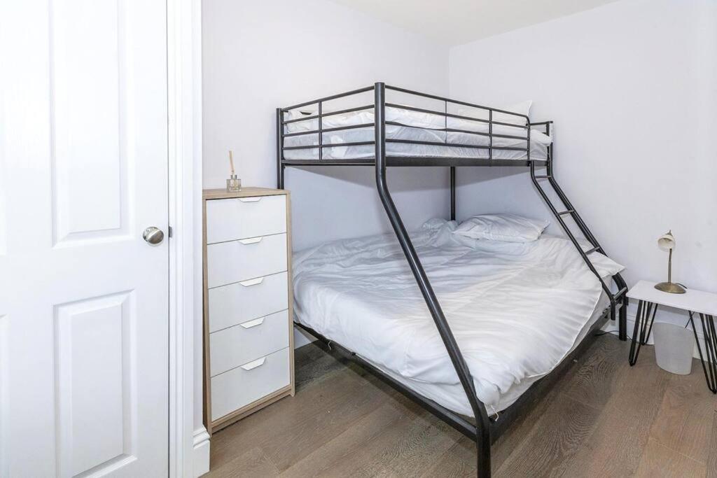 Lovely 2-Bed In Windsor Free Parking, 1 Mile From Legoland Exteriér fotografie